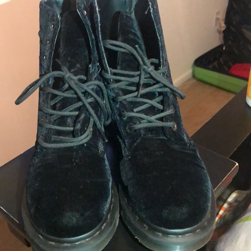 Dr martens woman’s slightly worn velour boots